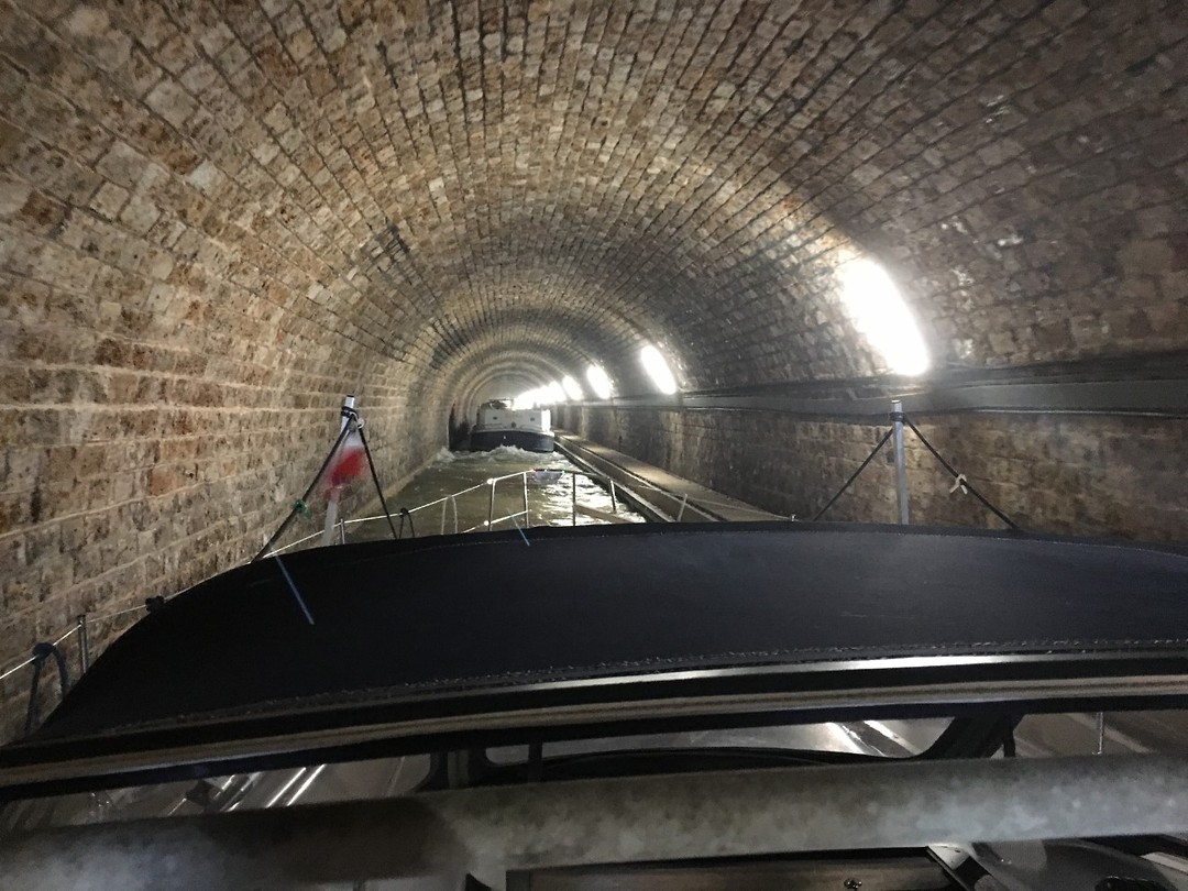 niet meer doen! veel last van het schroefwater in de smalle tunnel