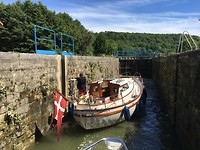 De Deen Jens in de sluis met zijn ms Fjord.