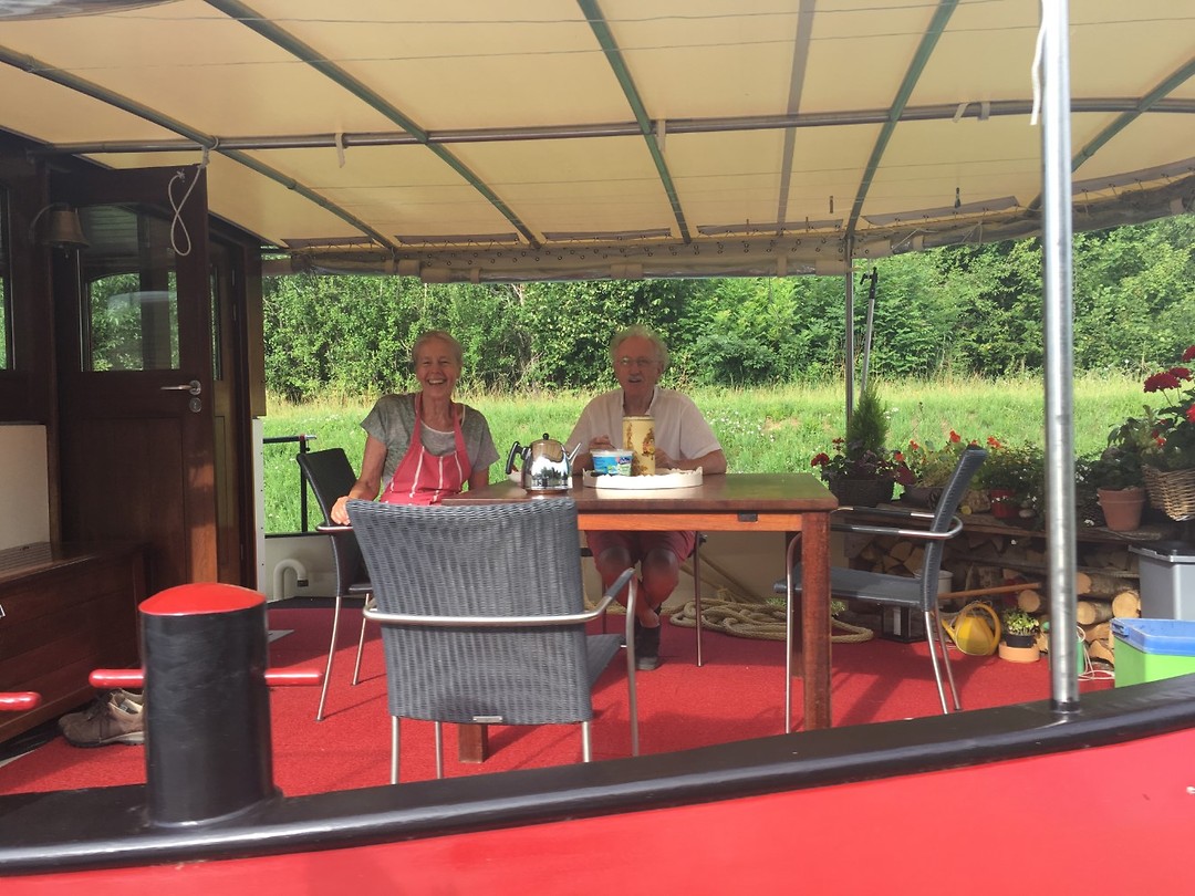 Zij kunnen 8 gasten meenemen en varen in frankrijk op de kanalen