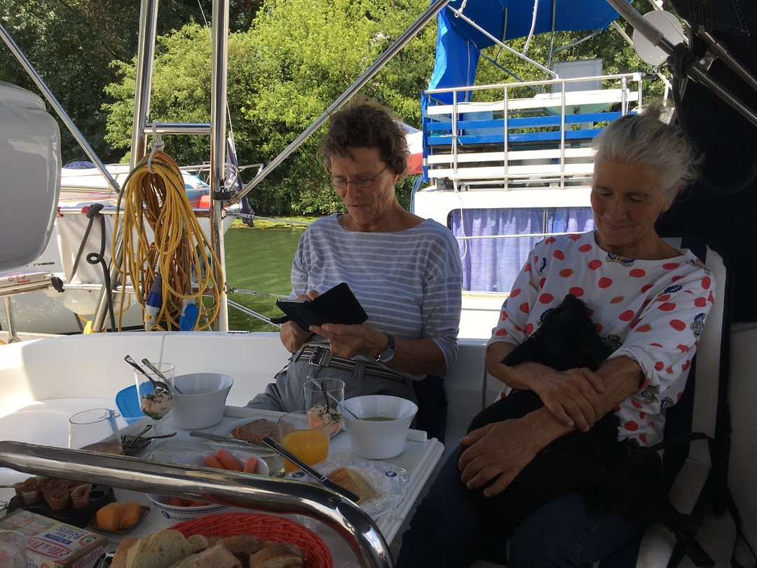 's middags de lunch met Joke en Bjorna aan boord