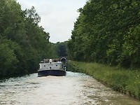 achter een vrachtschip aansluiten door een tunnel