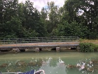 waterplanten en een overloop naar de langs stromende Marne