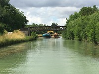 onderhoud aan het kanaal, baggeren en waterplanten verwijderen; kunnen er nog net langs!
