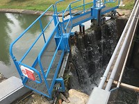 In de sluis nog een randje kademuur! Moet nog een "willetje" tussen om de boot af te houden