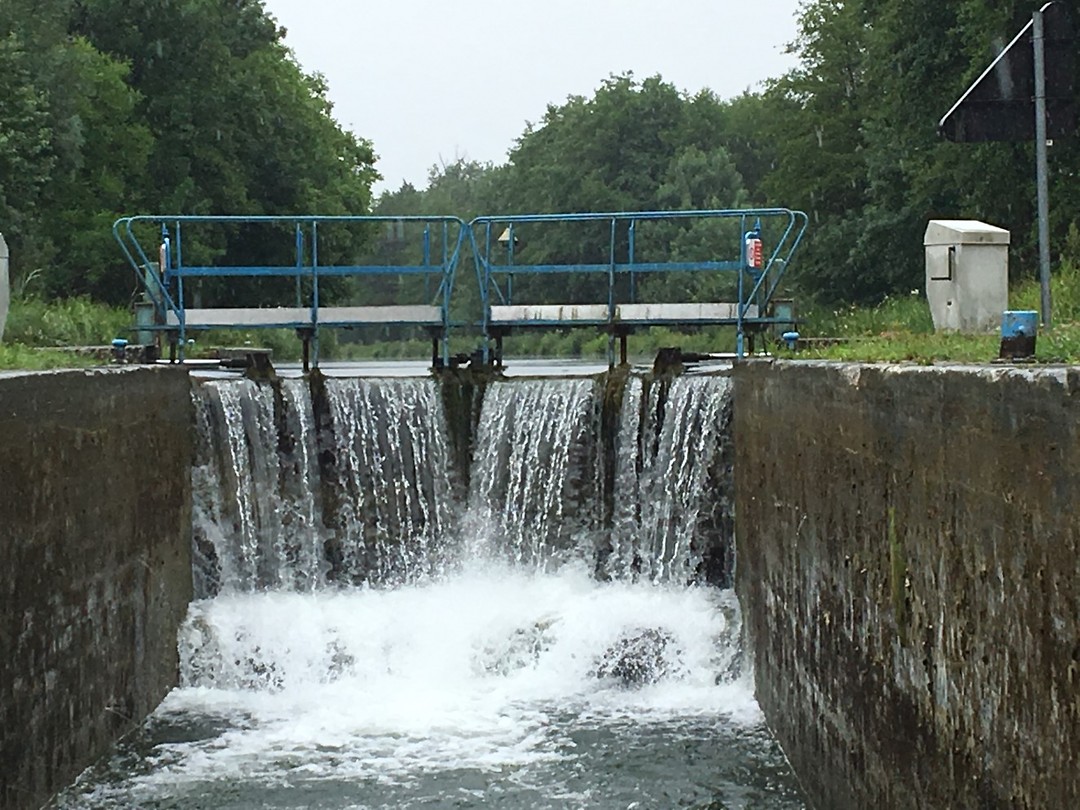 overlopende sluis, de waterhoogte bovenstrooms is zo hoog, dat er nog net 5 cm kademuur overblijft