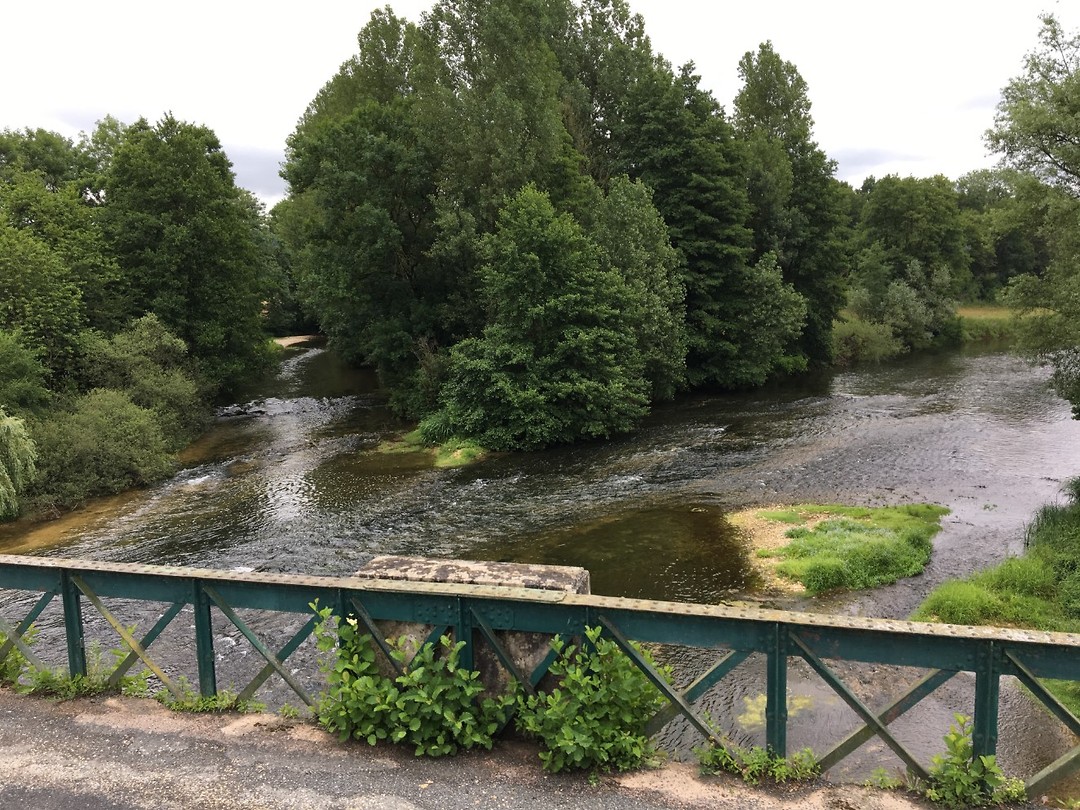 een van de vele kruisingen met de langs stromende rivier de Marne