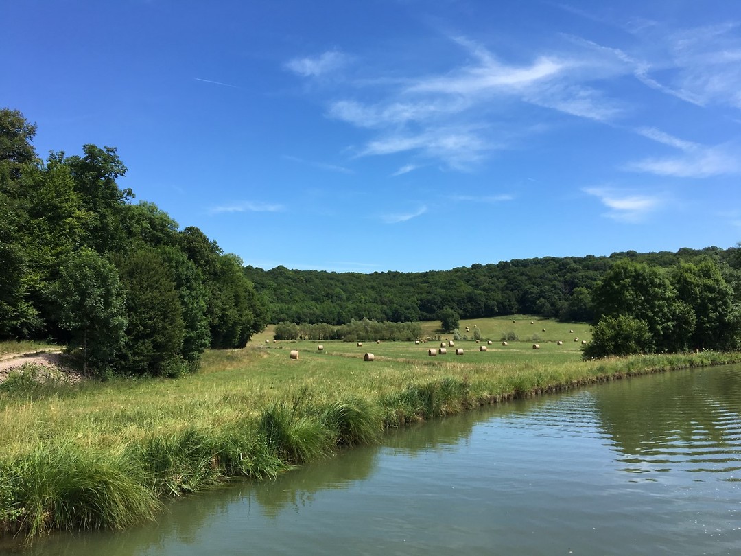 heuvelachtig landschap onderweg