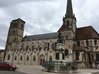 De kerk van  Macon met het standbeeld van Napoleon, die hier zijn carriére begon