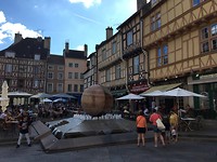het marktplein voor de kathedraal in Chalon-sur-Saone