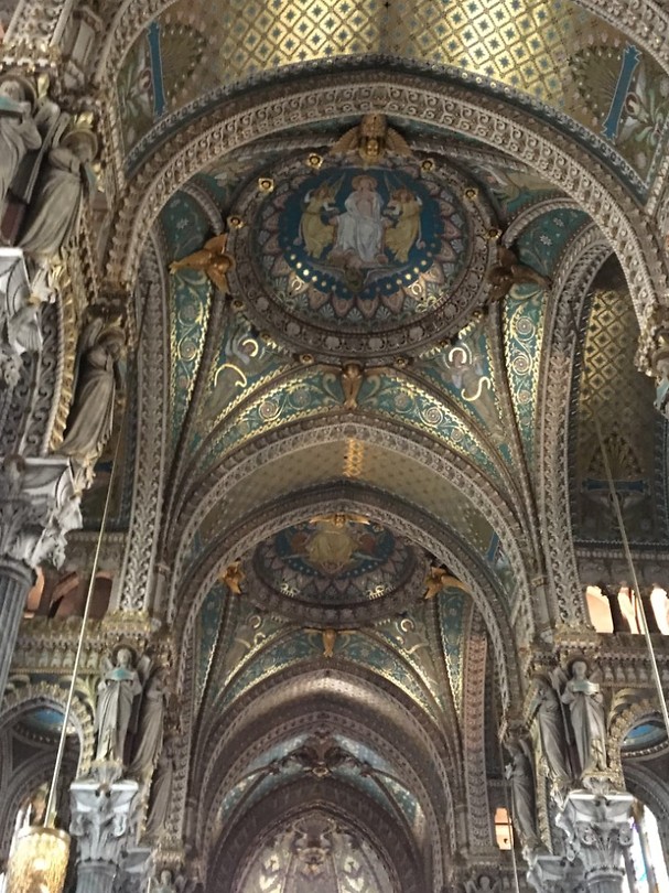 schildering in de Basilique Notre Dame de Fouviere  met veel goudverf