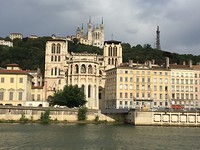 zicht op oude centrum met boven op de top de Basilique Notre Dame de Fouviere