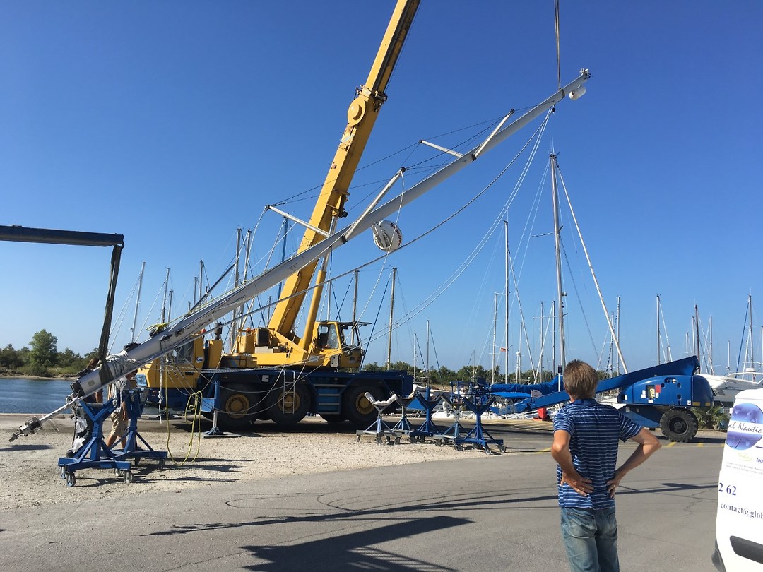De mast wordt opgetakeld