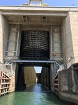 Terug kijkend naar de sluis. Doorgang benedenstrooms is wel 10 m hoog!