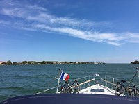 Monding van de Rhone; links Port Saint-Louis-du-Rhone en rechtdoor de Middellandse zee