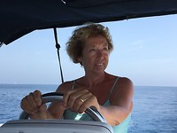 Marjo aan het roer op de Middellandse zee