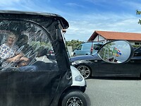 In het golfkarretje naar ons plek