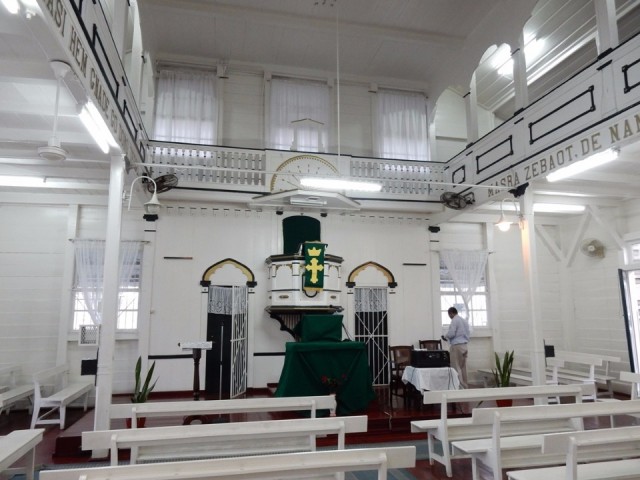 rust en vrede kerk binnen kansel