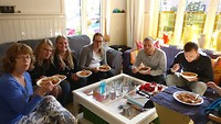 Vlak voor vertrek met z'n allen aan de pasta.