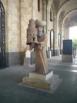 Beeld bij museum, plein van de Republiek