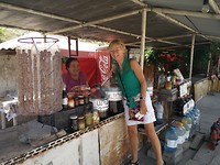 Wijn stalletje langs de weg van Yerevan naar Goris