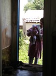 Buurvrouw Elena in badjas met jongste kind