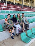 Met Aisha op de tribune