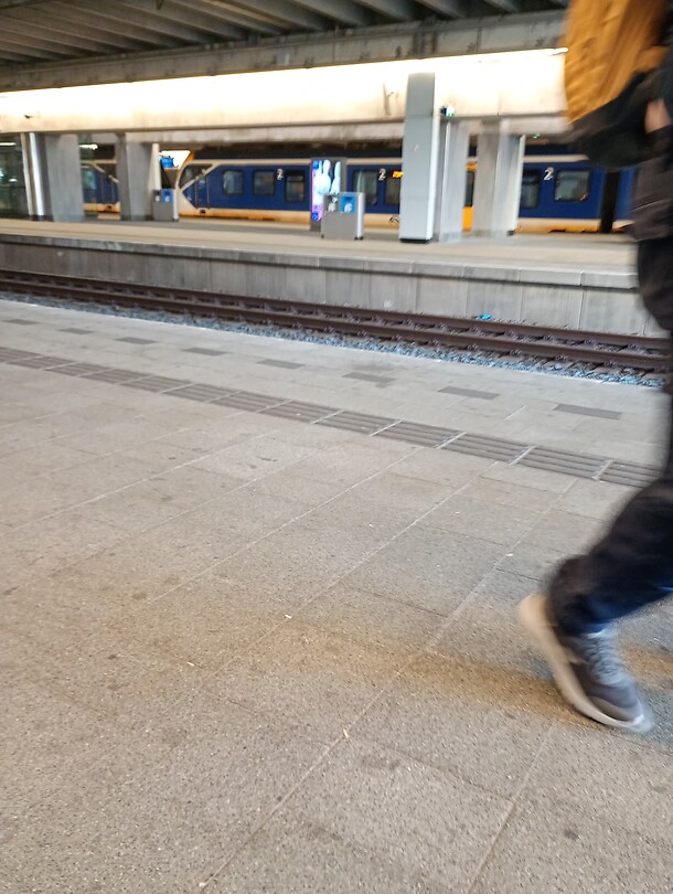 Op het station, wachten op de ICE