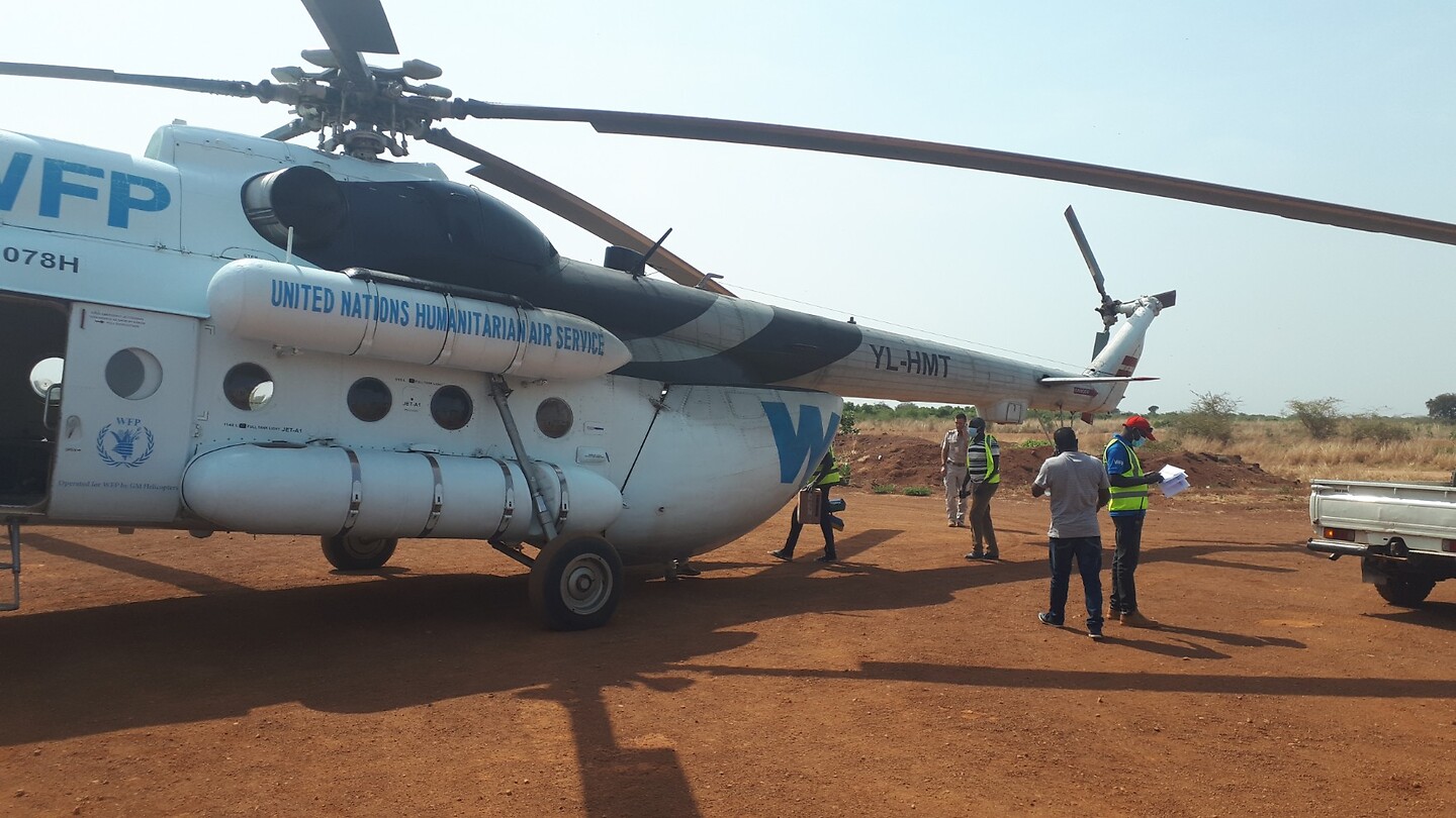 Op weg naar Bor met de helicopter