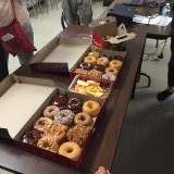 Donuts en timbits op het introductiekamp van YFU Canada