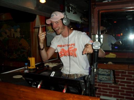 DJ Tinuz aan het werk