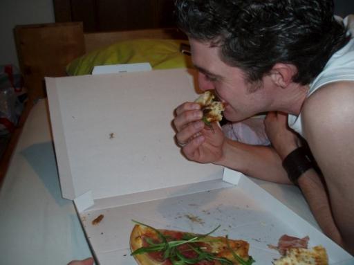 Pizza op bed... lekker hooOOoor!