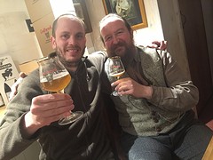 Stijn met de lokale brouwer in Oamaru