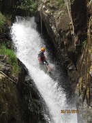 Martijn abseilen in de waterval