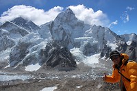 mount everest is wel degelijk de linkse, onder de wolken