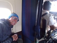 vlak achter de piloten zitten we