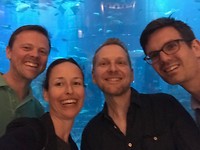 Met Saskia en Hugo voor het aquarium van hotel Atlantis