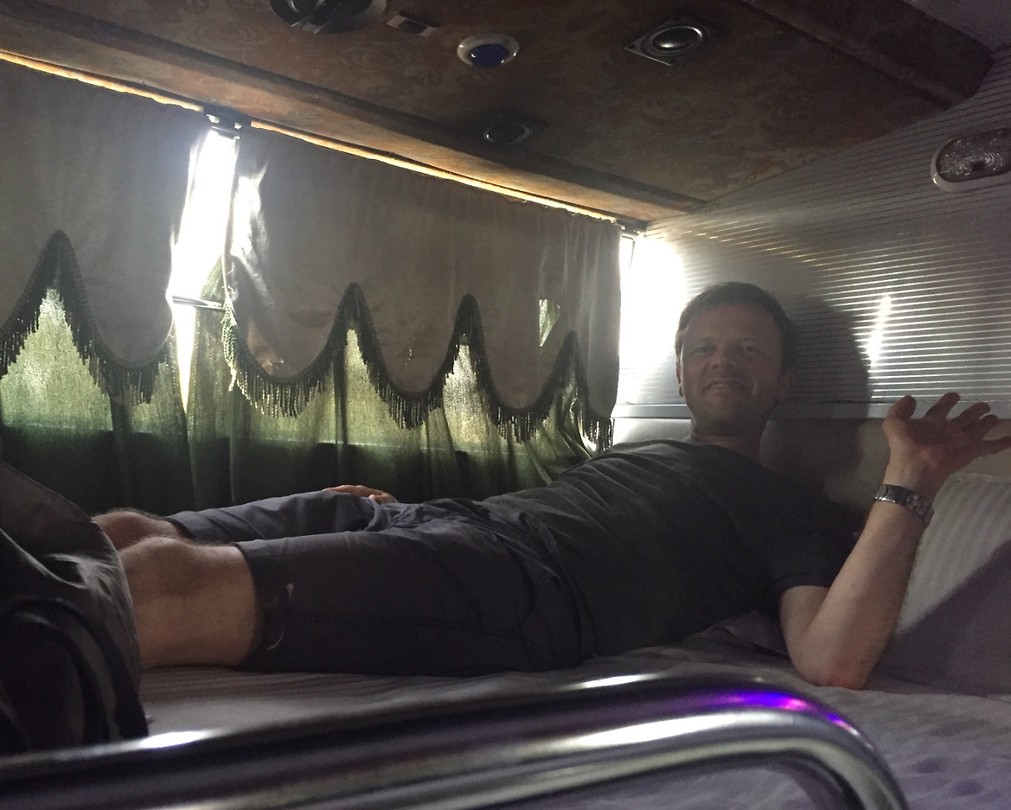 In de slaapbus van Aurangabad naar Ahmedabad