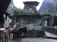 Een chorten middenin het dorp Jagat