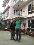 PG voor het huis waar hij woonde in Kathmandu