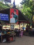 Aung San Suu Kyi bij een eetstalletje