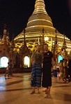 In 'longyi' bij de Shwedagon Paya