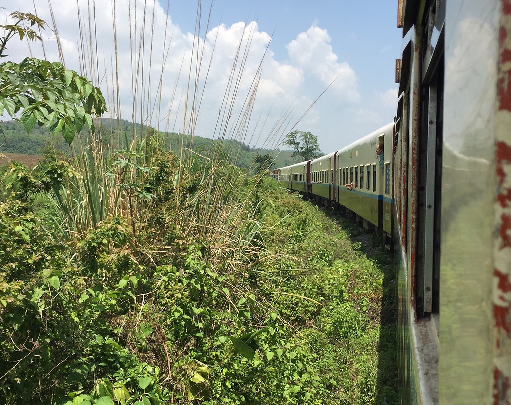 Met de trein van Pyin Oo Lwin richting Gokteik viaduct