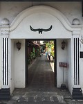 Poort naar mooi straatje in Kota Gede, Yogyakarta