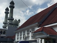 Malang: oud-koloniaal gebouw en moskee