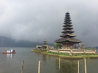 Watertempel bij Beratanmeer