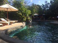 Het zwembad bij het hotel in Seminyak