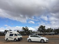 De camper en de huurauto
