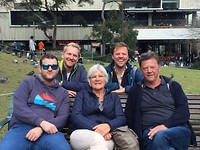 Poseren op een bankje voor de bibliotheek