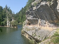 Rotswanden langs de Doubs