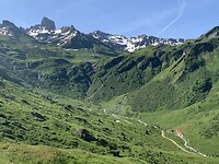 De groene vallei voor de col de Besson
